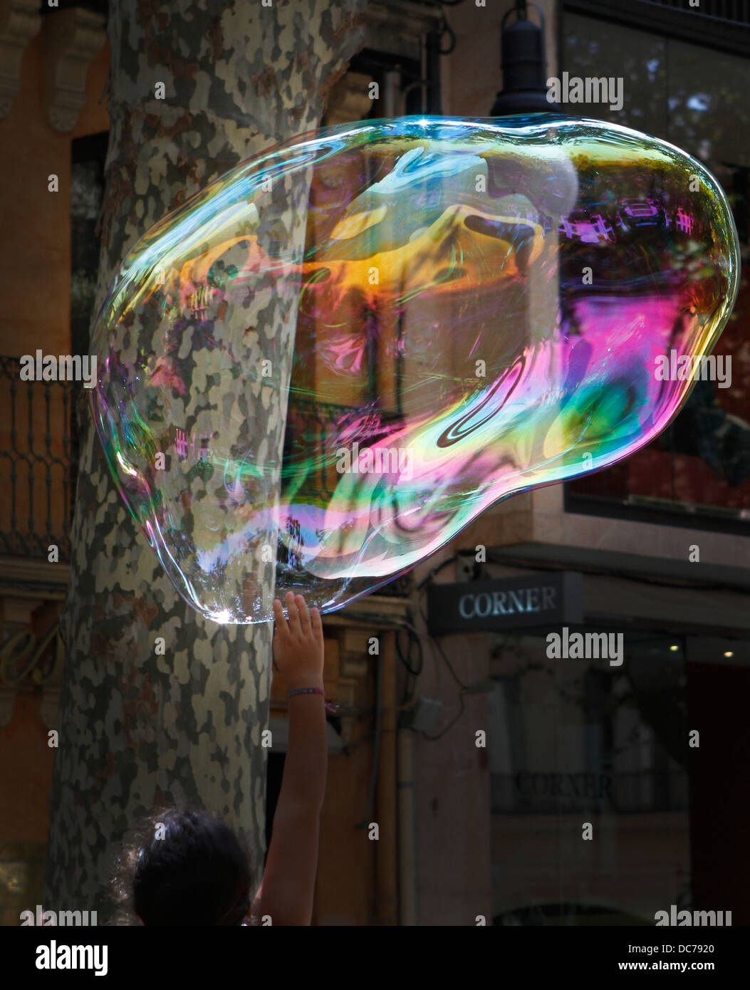 Uomini vestiti come supereroi fare sapone gigante bubblesto attrarre turisti attenzione il centro di Palma, nell'isola spagnola di Maiorca Foto Stock