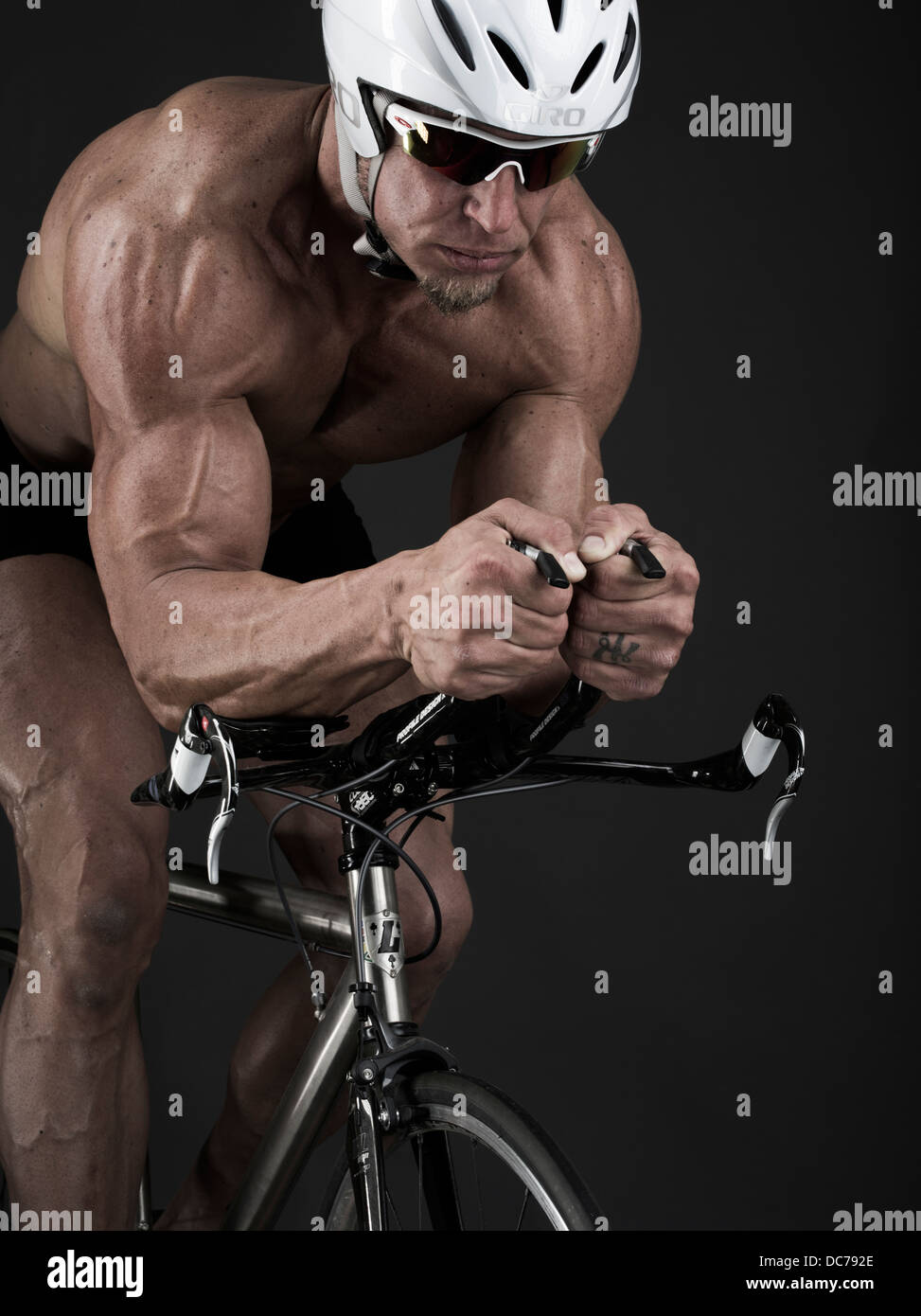 Triatleta crono racer in bicicletta Foto Stock