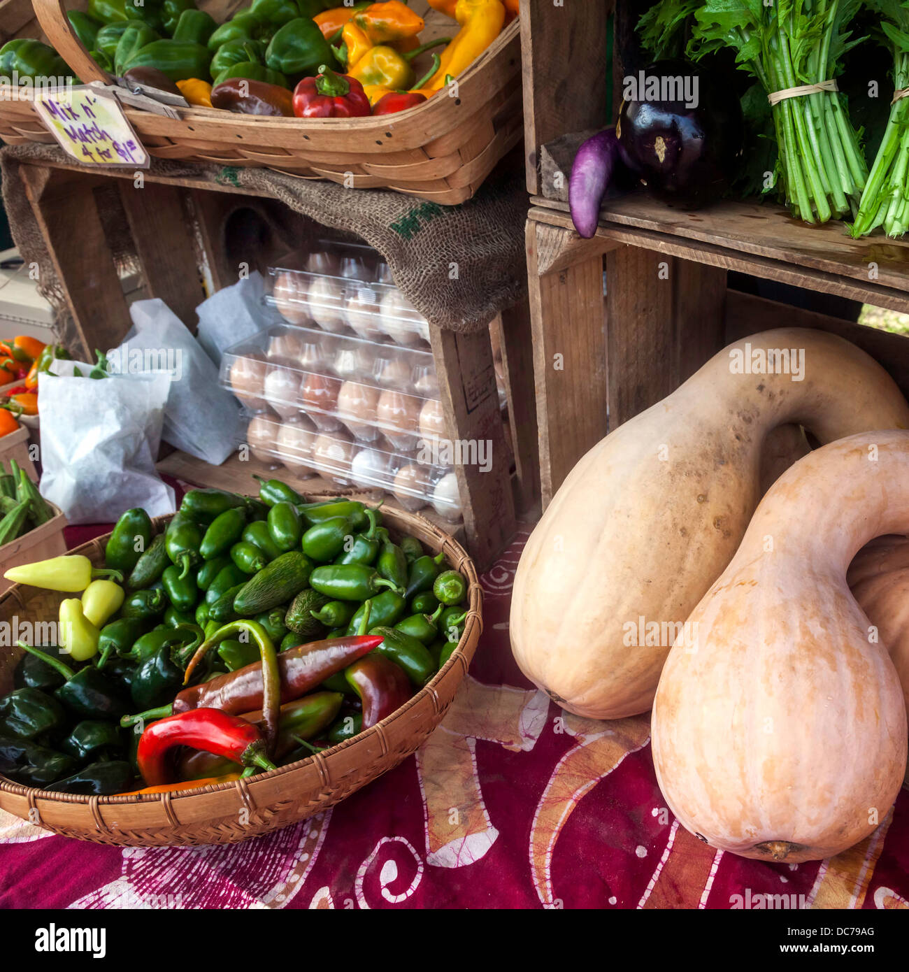 Organici e cimelio di verdure e uova da allevamento in vendita compresi peperoni, melanzane, squash e verdi. Foto Stock