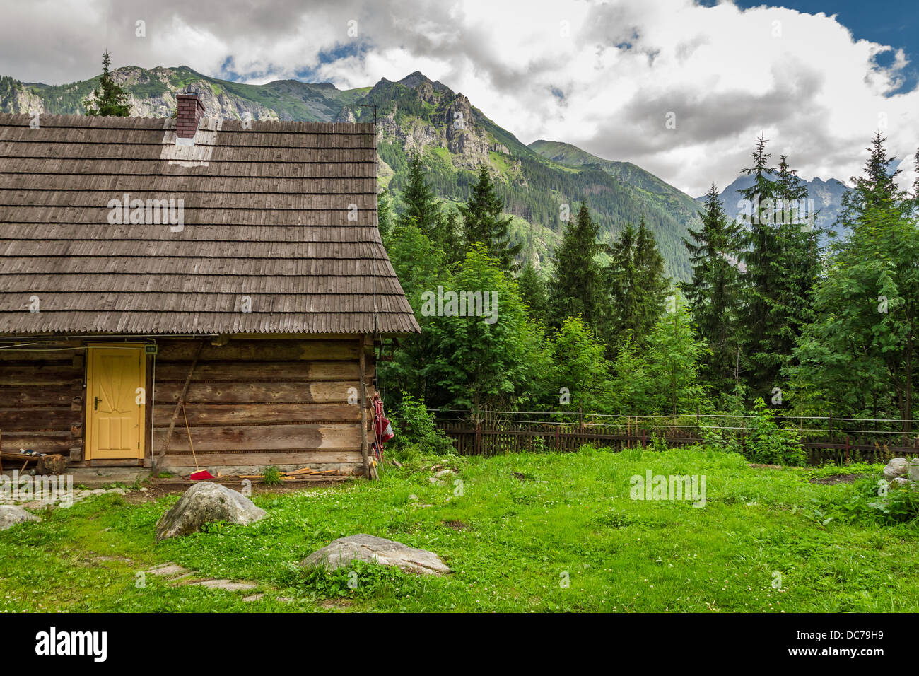 Forester in legno cottage nelle colline Foto Stock