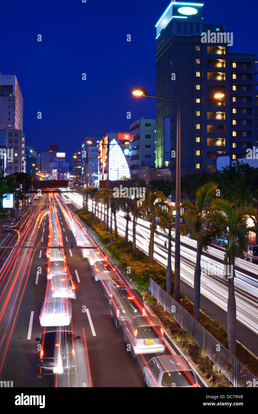 Naha, Okinawa, in Giappone expressway attraverso la città. Foto Stock