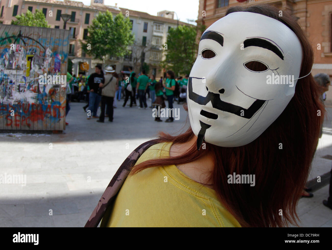 I manifestanti mostrano gli striscioni durante una manifestazione di protesta contro il governo dell'isola di Maiorca, SPAGNA Foto Stock