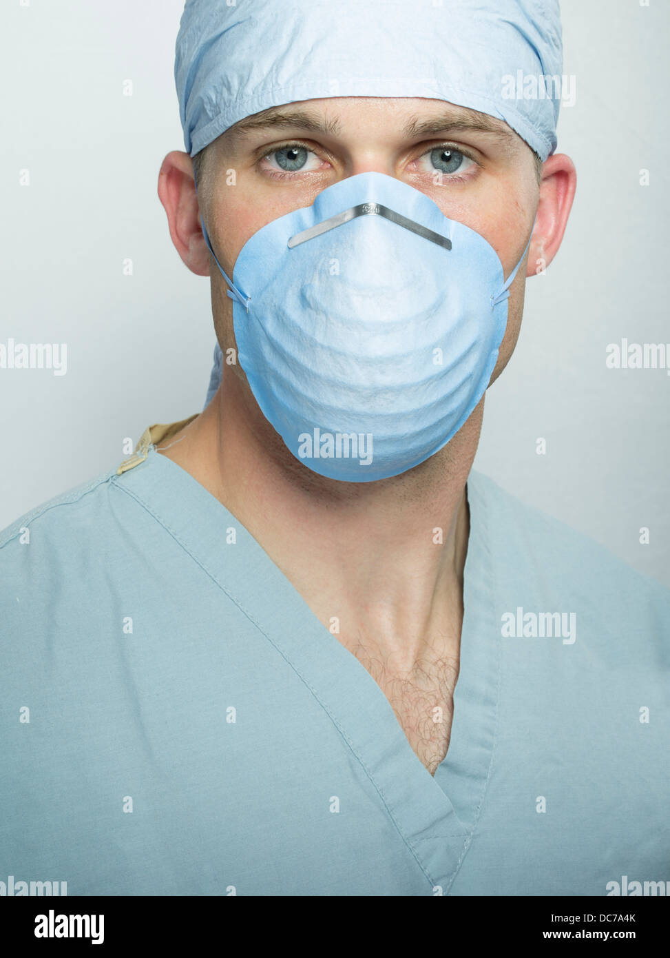 Maschio / medico chirurgo indossando hat, chirurgico scrubs e maschera. Foto Stock