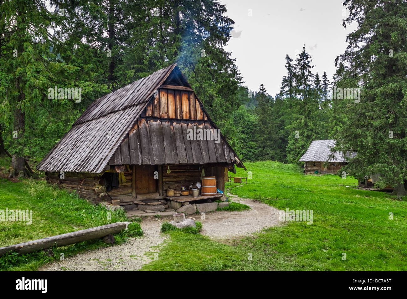 Affumicatoio di montagna nel villaggio Foto Stock