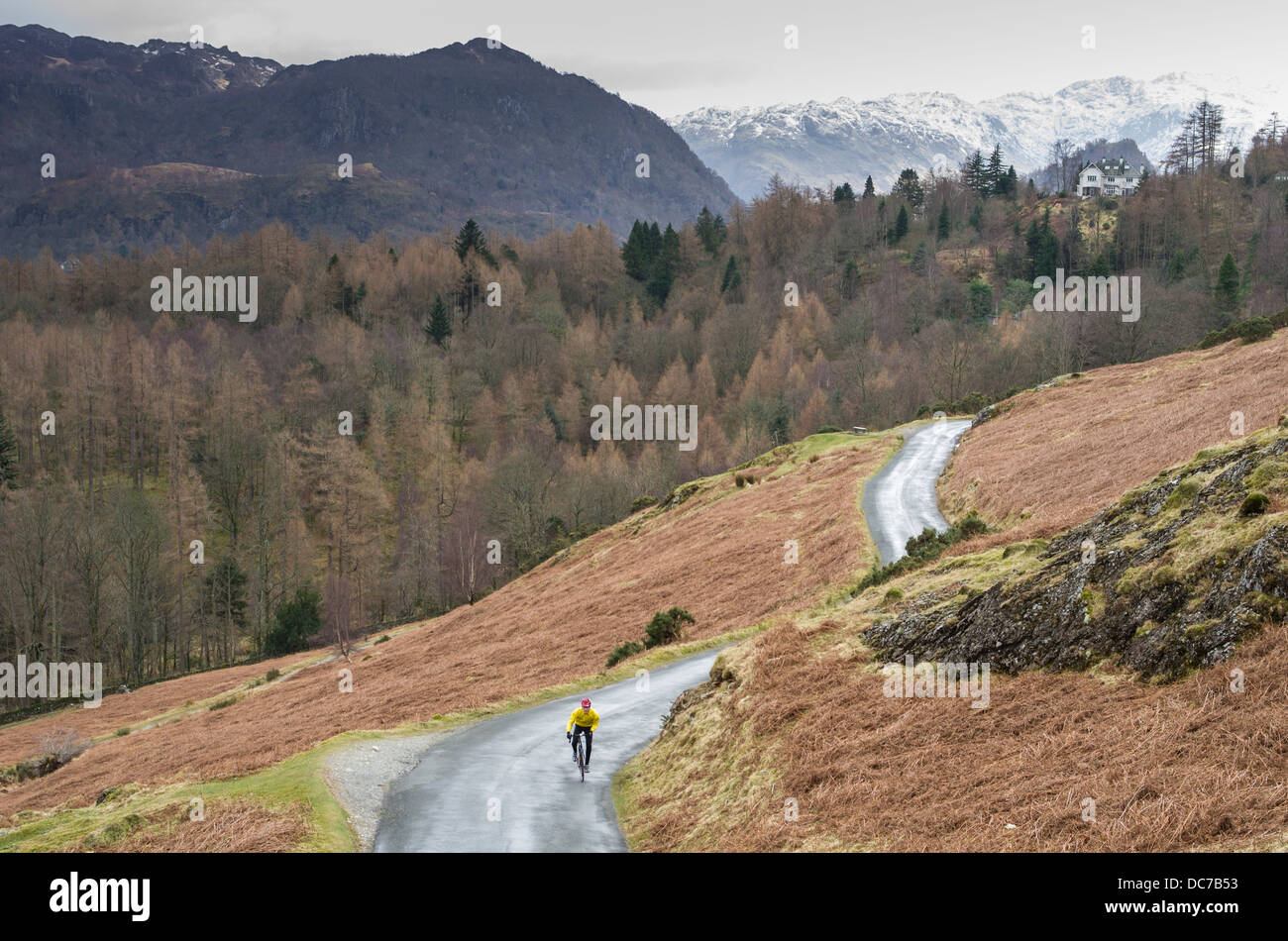 Ciclista sulla Honister Pass, un passo di montagna nel Lake District inglese. vicino a Borrowdale e Derwent Water. Foto Stock