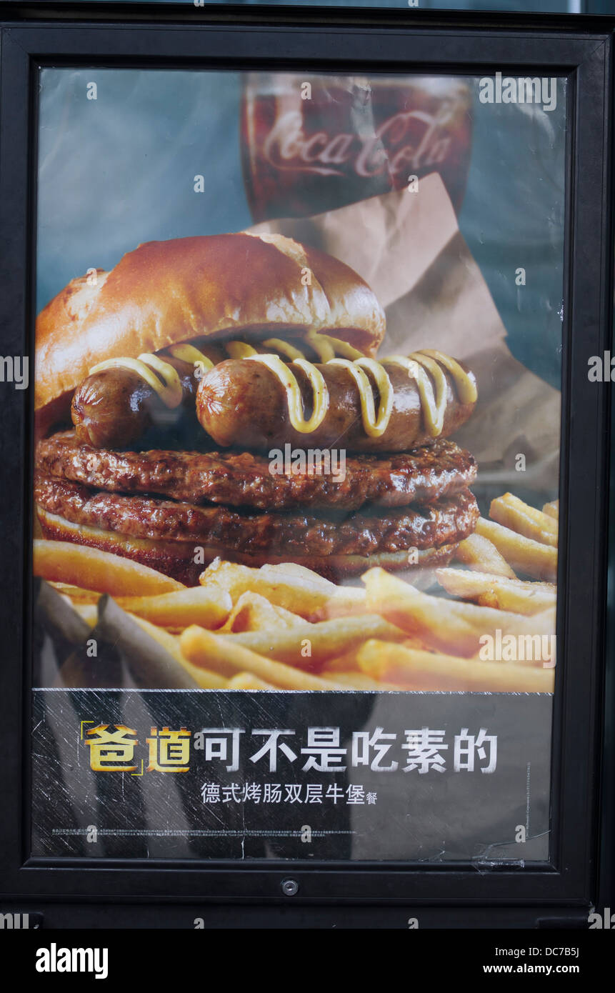 La pubblicità a McDonald's Store a Shanghai in Cina Foto Stock