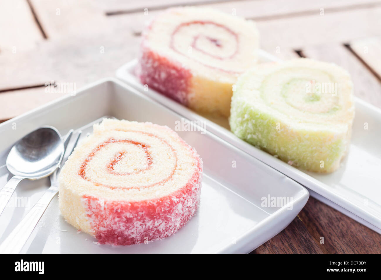 Inceppamento colorati rotola sul piatto bianco con cucchiaio e forchetta, stock photo Foto Stock