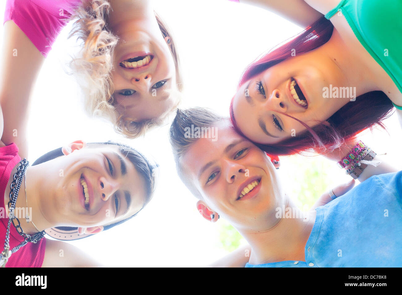 Quattro ragazzi sono divertimento e guardando downstrairs Foto Stock