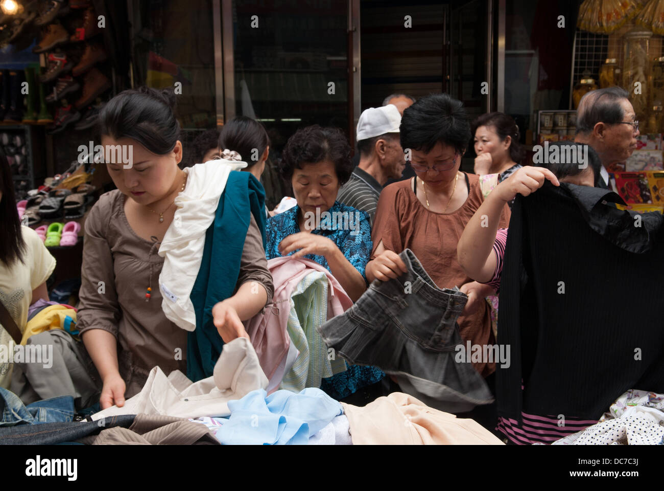 Donne in cerca di un affare in un mercato di Namdaemun, Seoul, Corea del Sud. Foto Stock