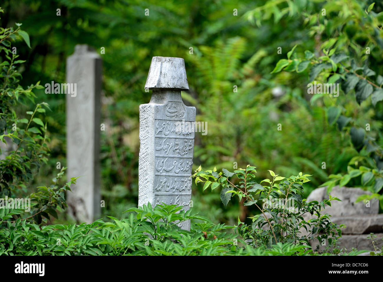 Islamic vecchie lapidi in un cimitero Foto Stock