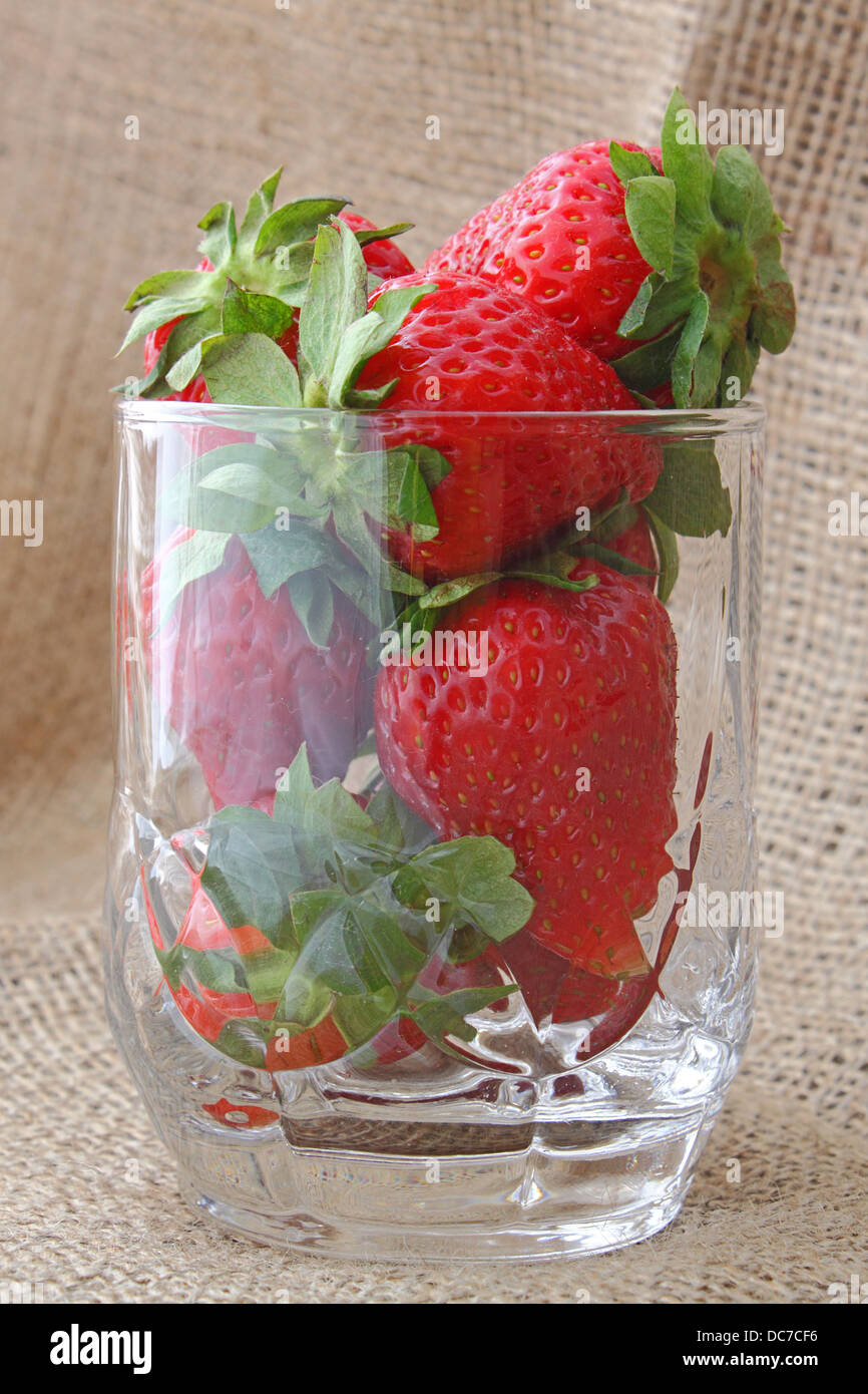 Fragola in un vetro sopra tessuto Foto Stock