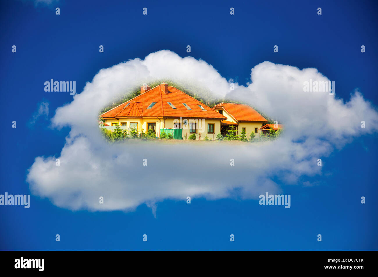Una immagine di alloggiare al suo interno il bianco delle nuvole contro il cielo blu Foto Stock