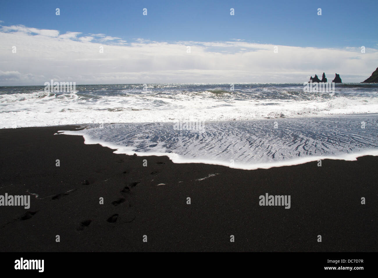 Onde sulla spiaggia nera Foto Stock