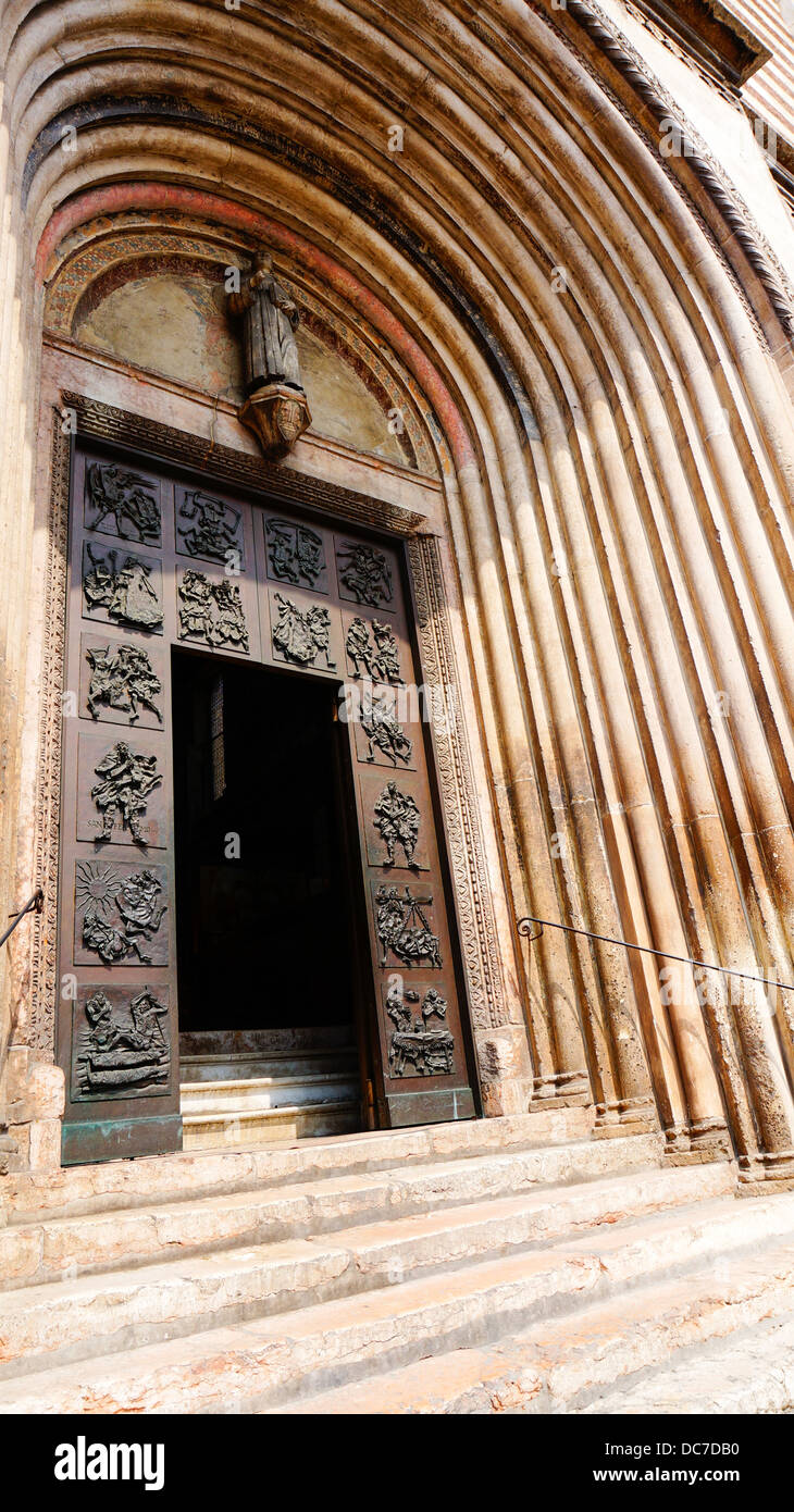 La facciata della chiesa di San Fermo di Verona Italia. Questa è una della più antica chiesa di Verona, più di mille anni. Foto Stock