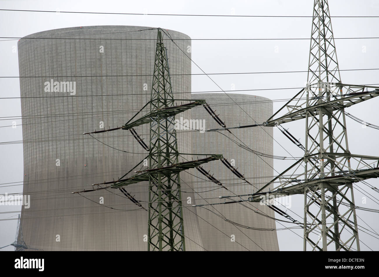 Tralicci di energia elettrica in prossimità di centrali elettriche a carbone Foto Stock