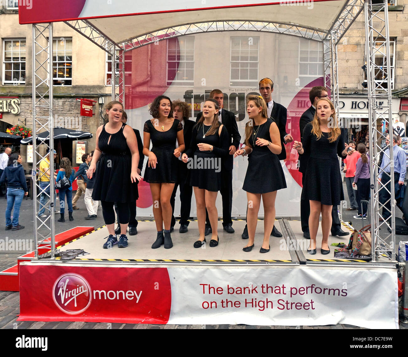 Fringe musicisti Jazz promuovere una Cappella in mostra il Royal Mile di Edimburgo durante il 2013 Edinburgh Festival Fringe Foto Stock