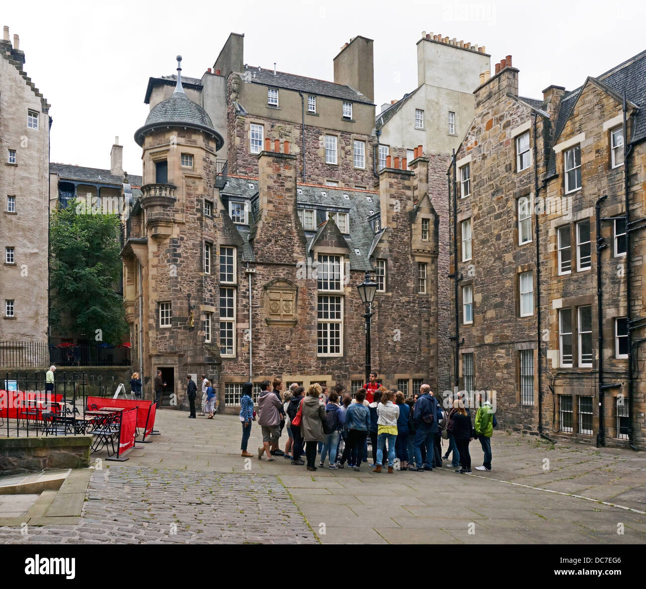 Gruppo di turisti a scrittori' Museo e Makars" Corte off The Royal Mile nel centro di Edimburgo in Scozia Foto Stock