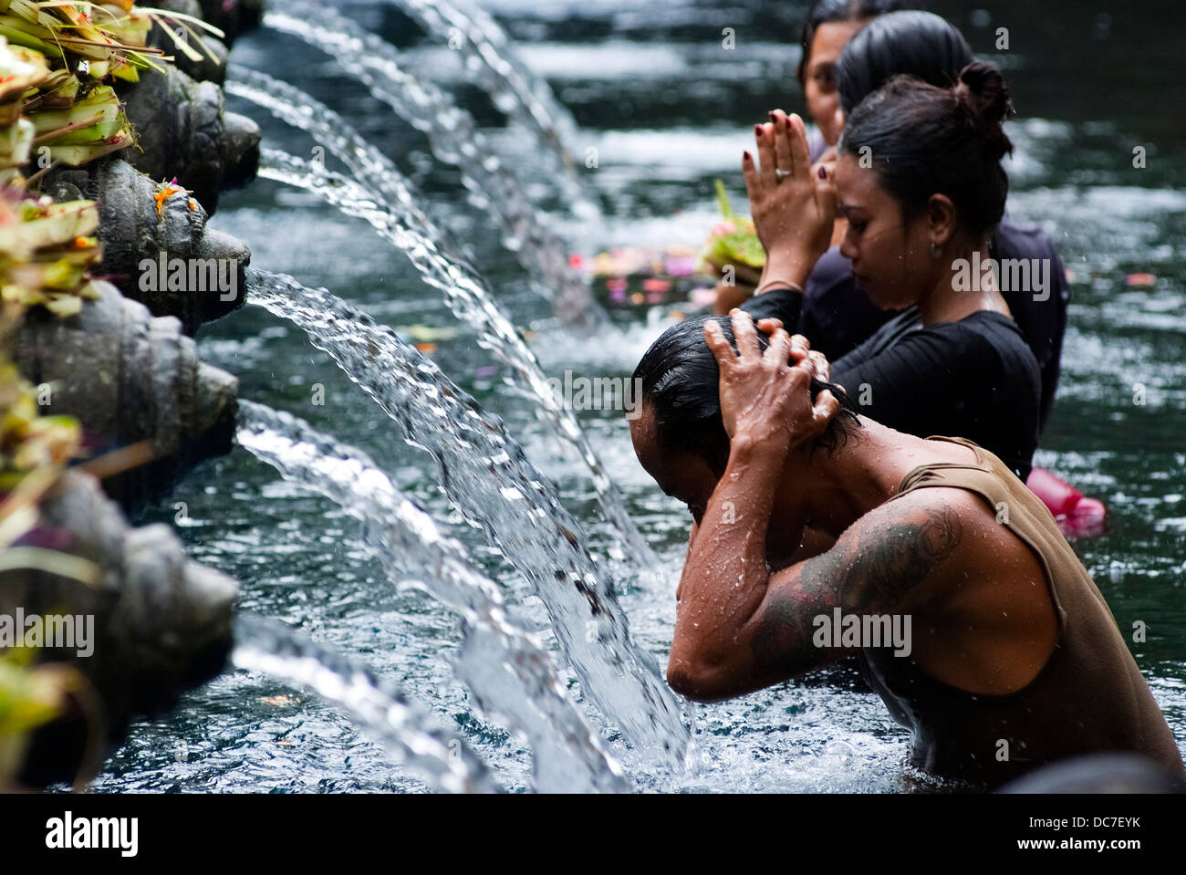 Adoratori prendere un bagno al Tirta Empul Temple il 6 maggio 2013 a Bali, Indonesia. Foto Stock