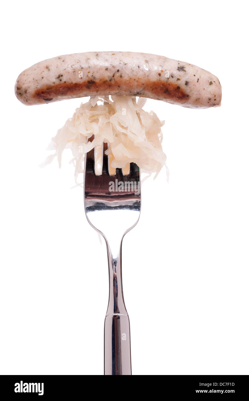 Forcella con una salsiccia e sourcrout isolato bianco Foto Stock