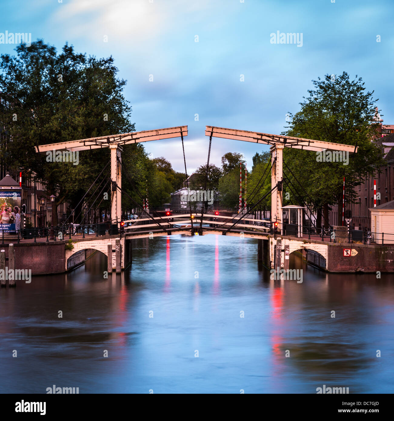 Un ponte mobile attraverso un canale di Amsterdam, al crepuscolo Foto Stock