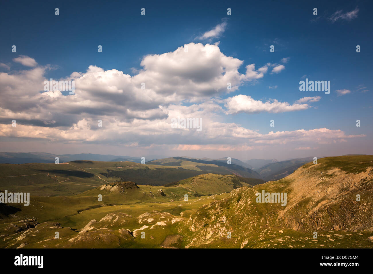 Paesaggio con un cielo blu e nuvole bianche al di sopra delle montagne dei Carpazi Foto Stock