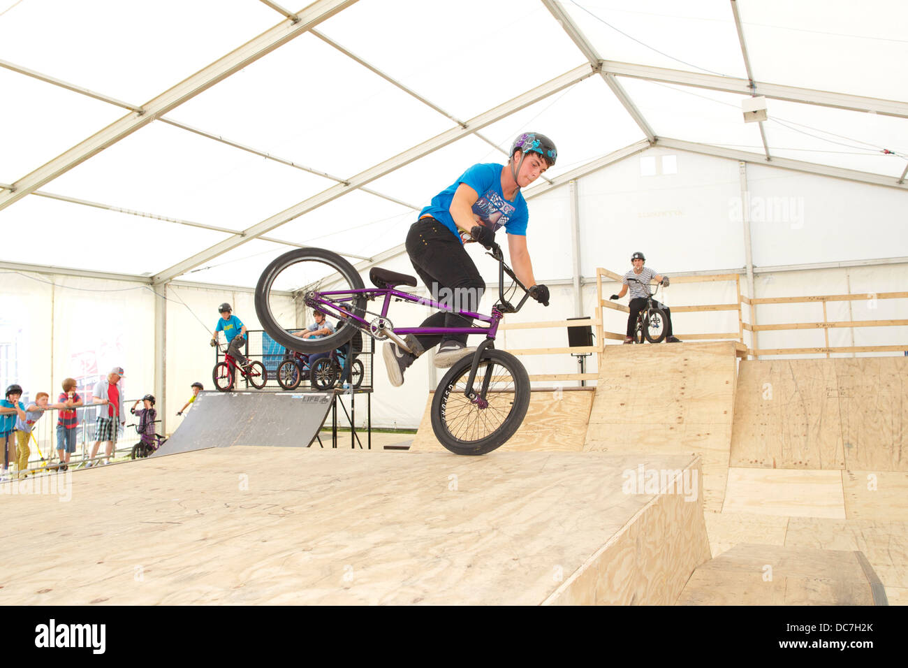 Una BMX biker fa acrobazie sul fine rampa costruita presso il Festival di creazione Foto Stock