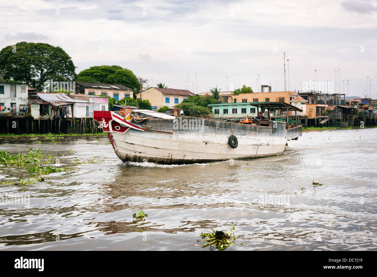 Delta del Mekong, Vietnam - tipico legno barca da carico con occhio tradizionale su hull Foto Stock