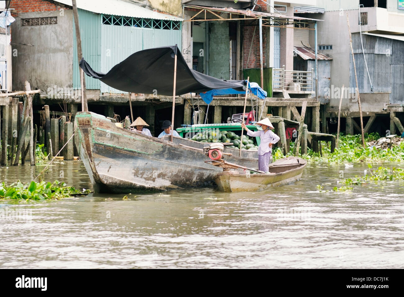 Delta del Mekong, Vietnam - acquisto di angurie da un operatore di mercato della barca Foto Stock