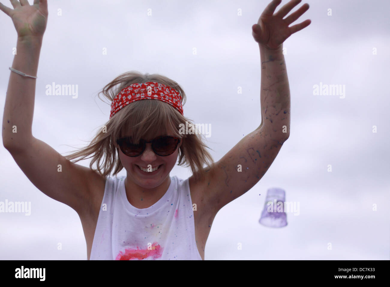 Ragazza coperto in blu holi colore colore in polvere divertimento eccitare gig festival ridere coperta faccia donna femmina Foto Stock