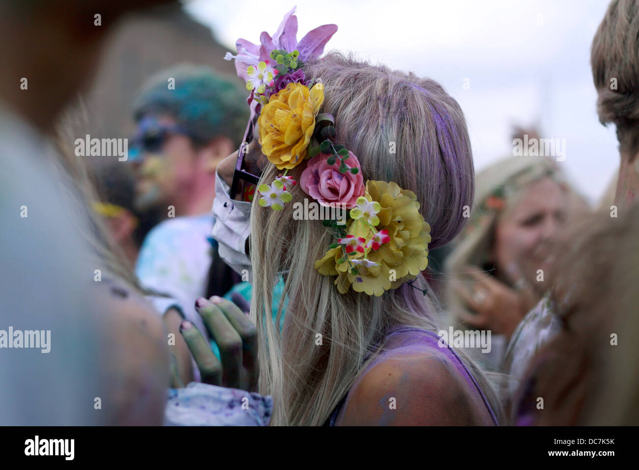 La folla godetevi il festival musicale, una ragazza con i fiori nei capelli. Foto Stock