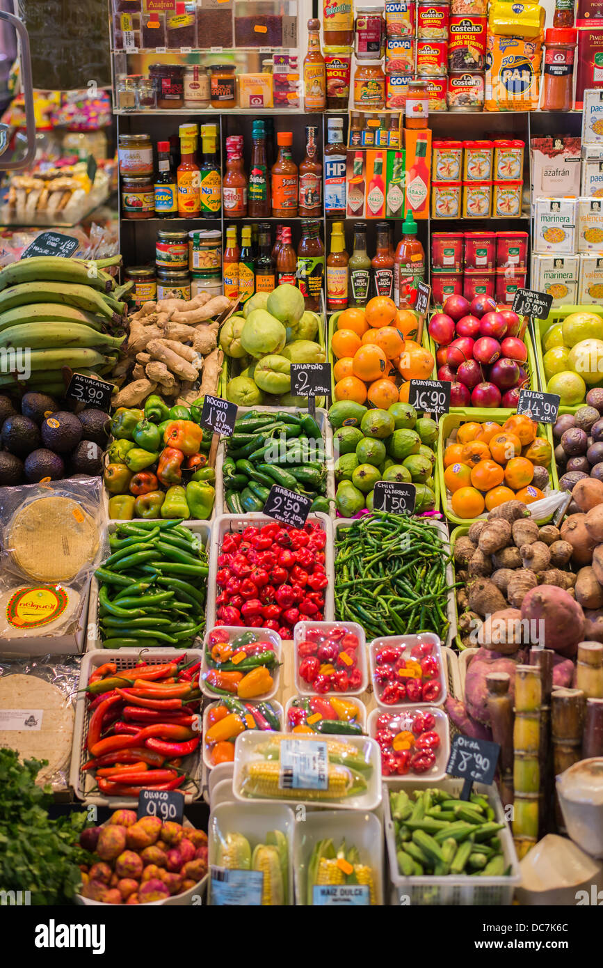 Frutta e verdura in commercio il mercato della Boqueria Barcellona, Spagna. Foto Stock