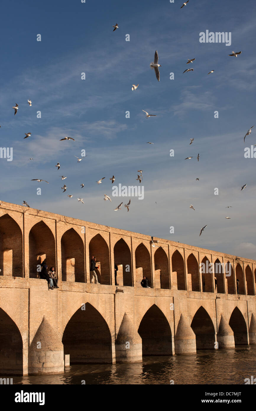 Si-O-seh, Ponte di Isfahan, Iran, con persone sul ponte e gabbiani nel cielo Foto Stock