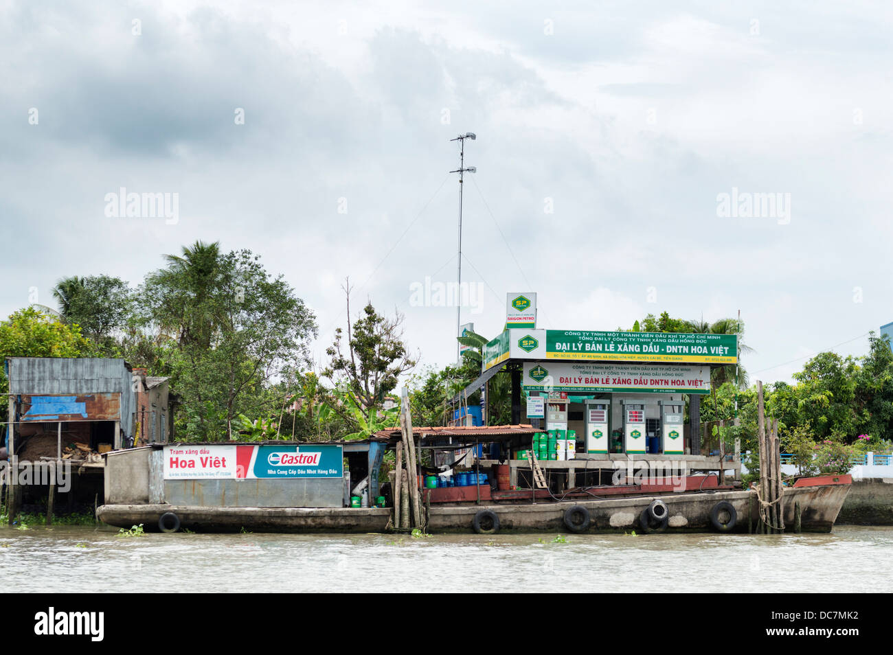 Delta del Mekong, Vietnam - riverside stazione di carburante Foto Stock