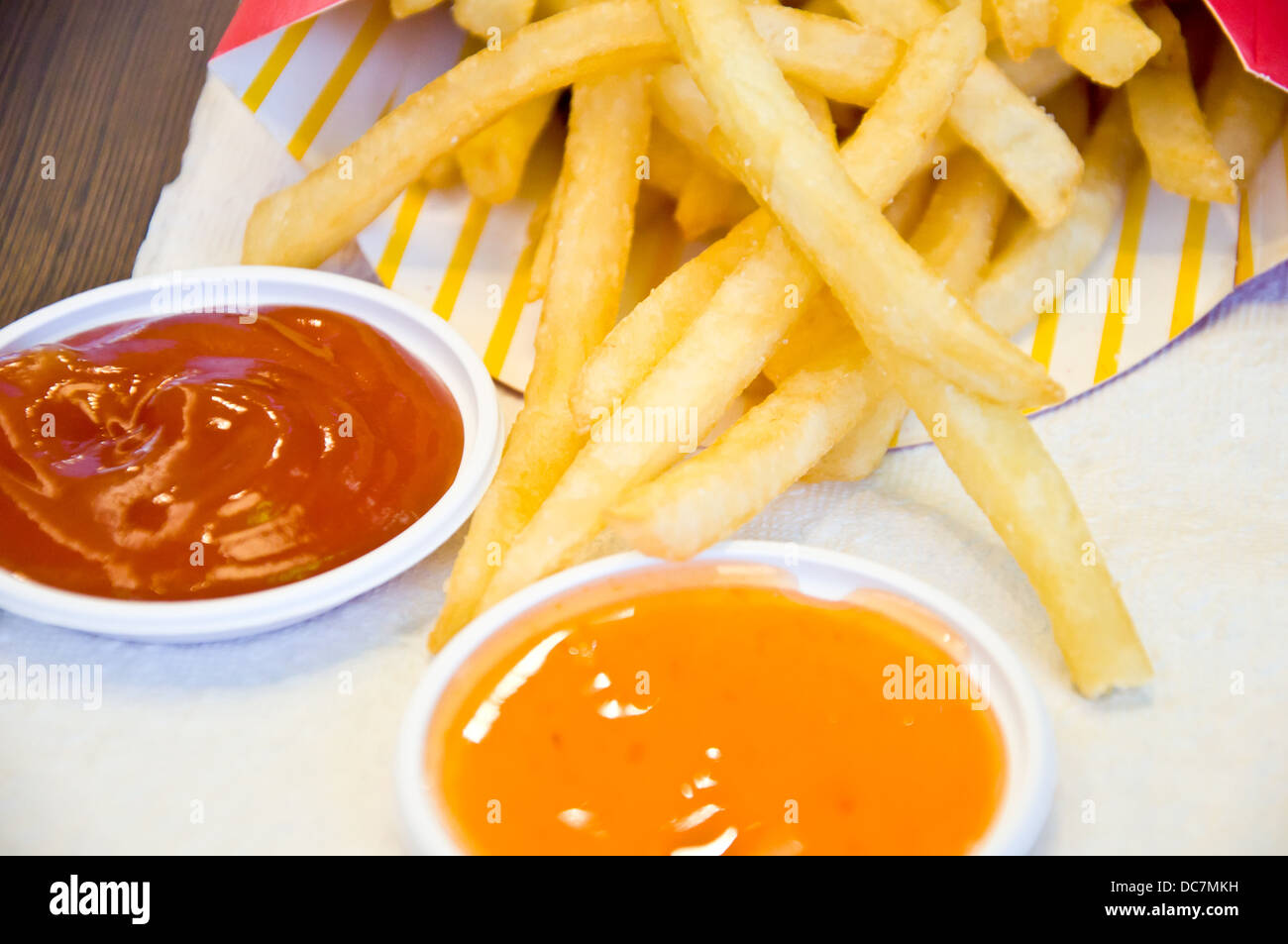 Patatine fritte con pomodoro e salsa di peperoncino Foto Stock