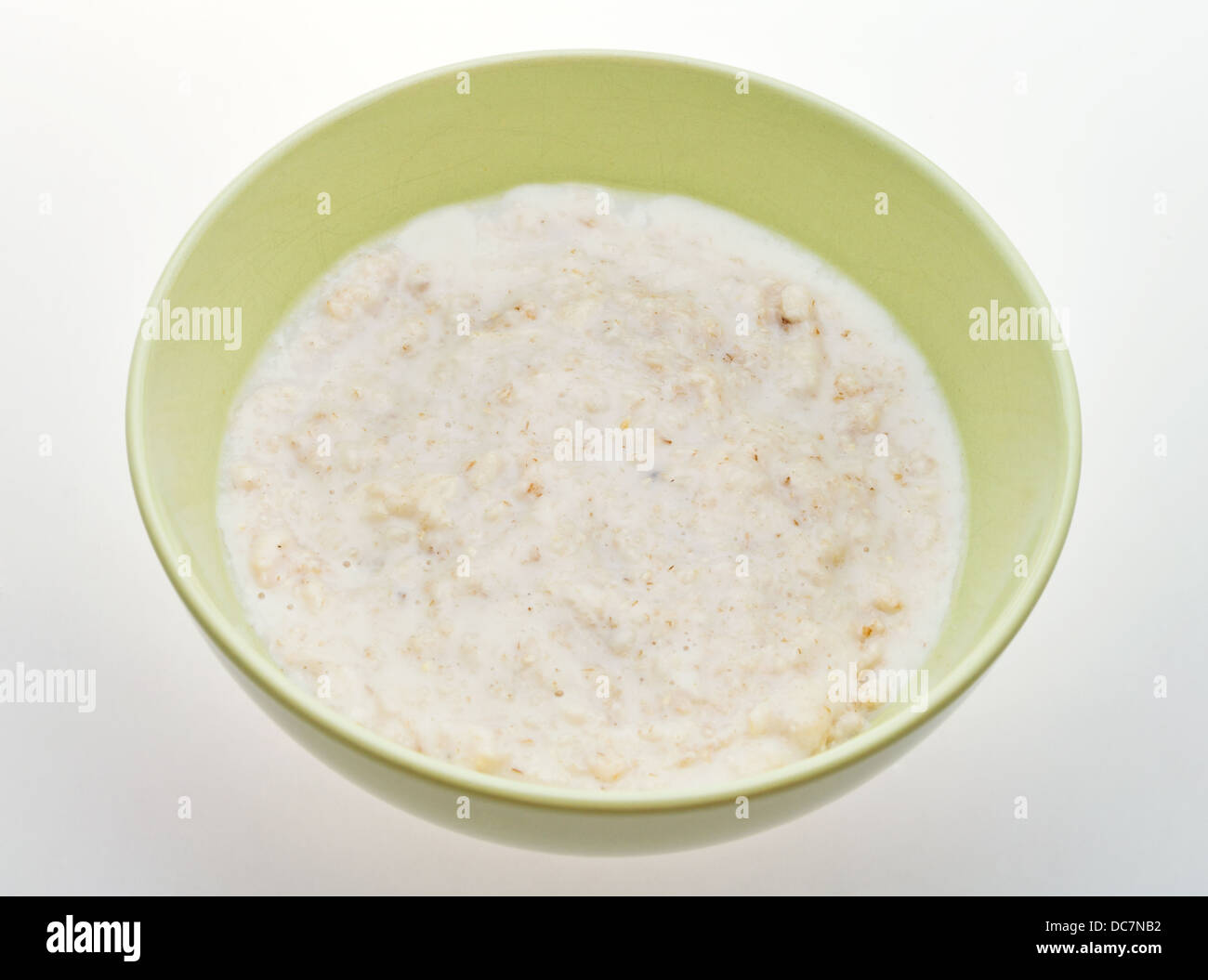 Inglese tradizionale di porridge di avena con il latte nella tazza di  ceramica sul tavolo bianco Foto stock - Alamy