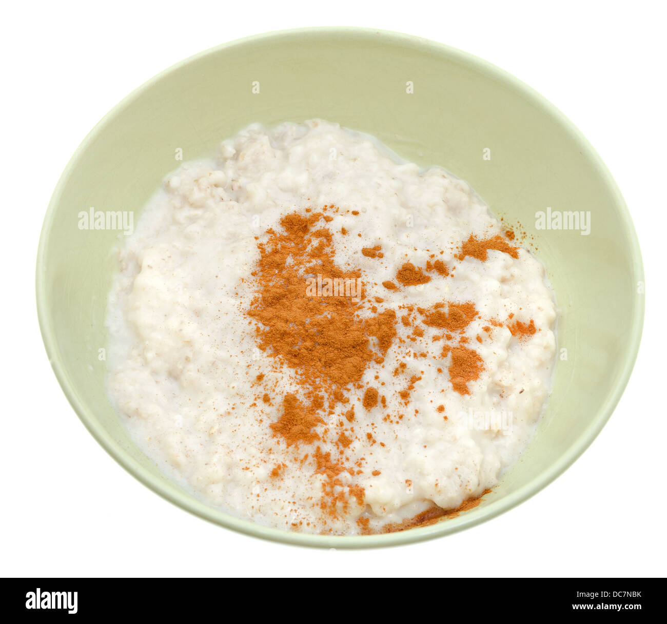 Inglese tradizionale di porridge di avena con cannella in giallo recipiente isolato su sfondo bianco Foto Stock