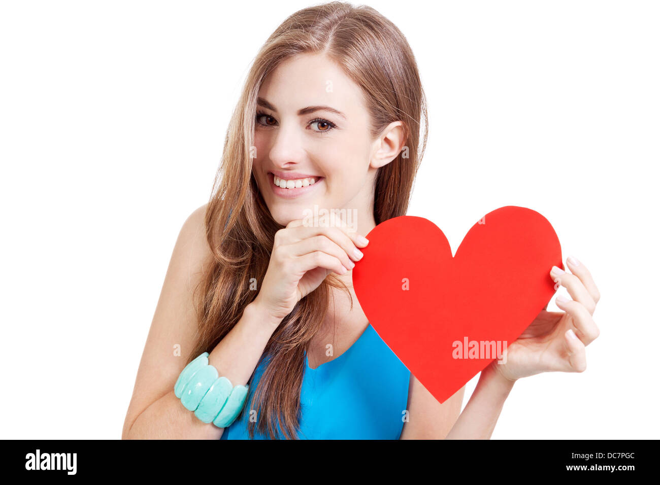 Sorridente giovane donna e cuore rosso copyspace di carta il giorno di san valentino amore isolato Foto Stock