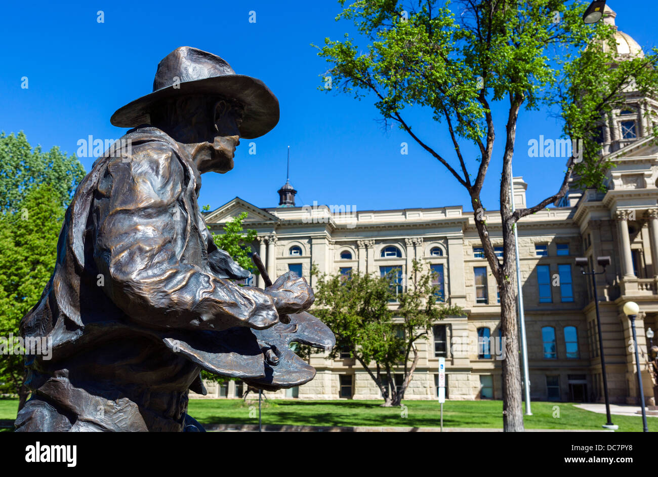 Jerry Palen la scultura del cowboy artista William 'Bill' Gollings nella parte anteriore del Wyoming State Capitol, Cheyenne, Wyoming USA Foto Stock