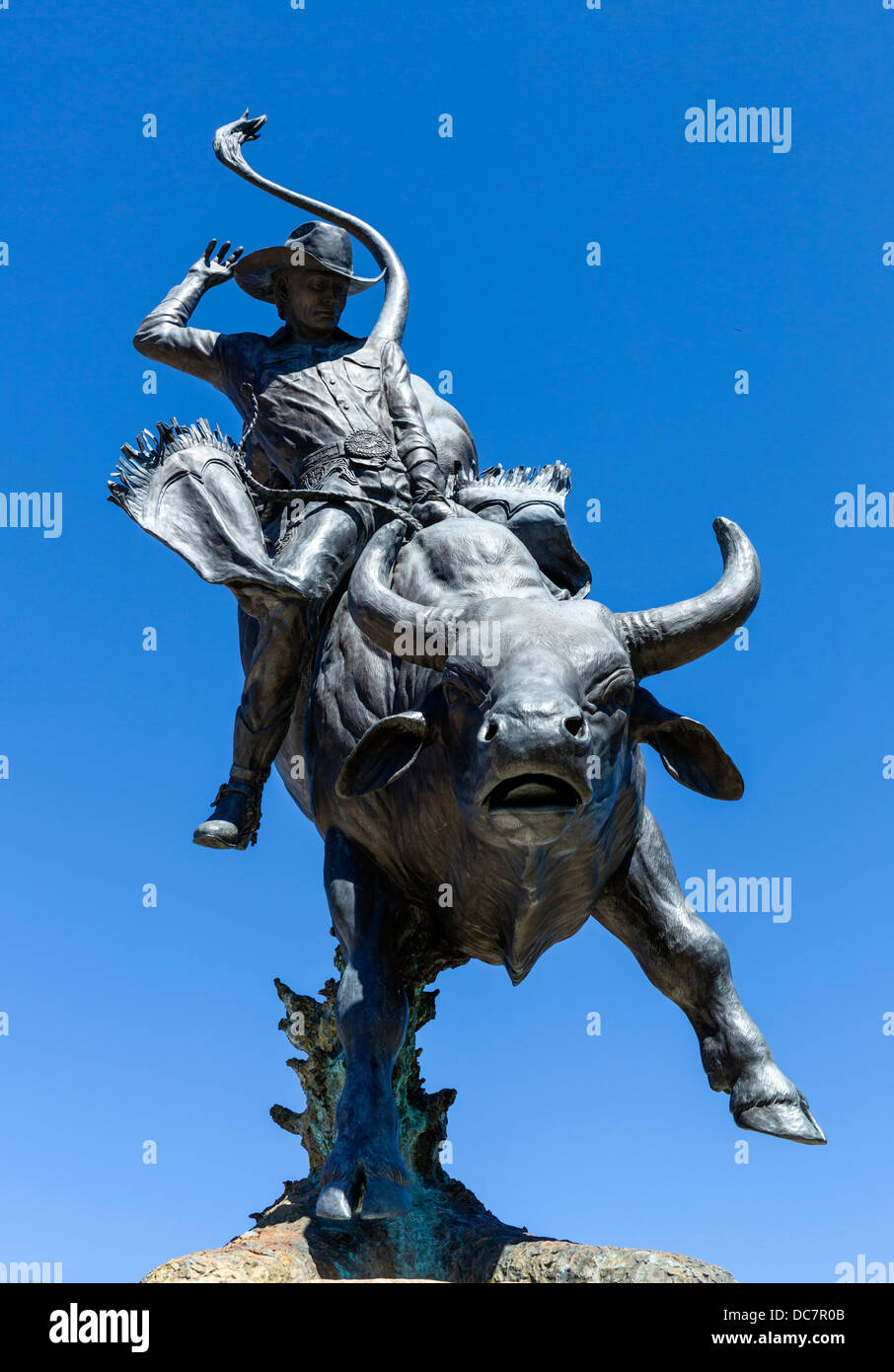Chris Navarro la scultura del tardo professional bull rider Lane Frost, frontiera giorni Park, Cheyenne, Wyoming USA Foto Stock