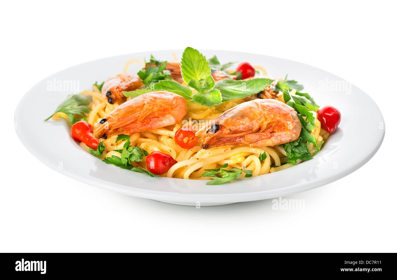 Spaghetti con gamberi isolato su uno sfondo bianco Foto Stock