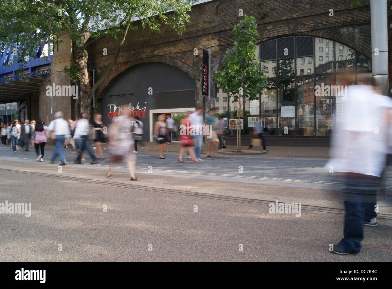La gente camminare a Londra Foto Stock
