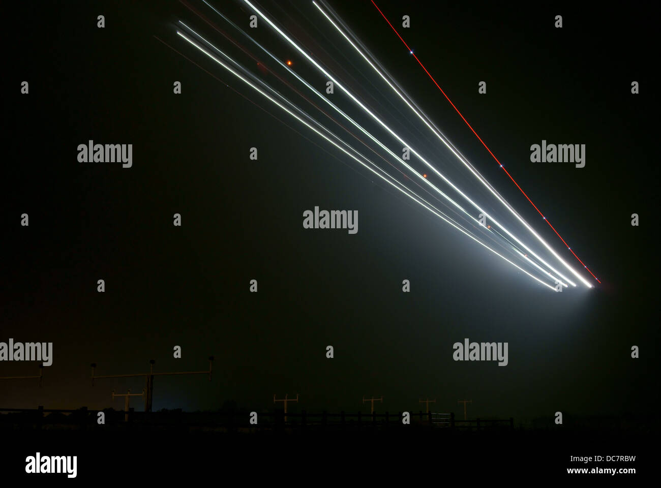 Le luci di atterraggio degli aerei a East Midlands Airport Foto Stock