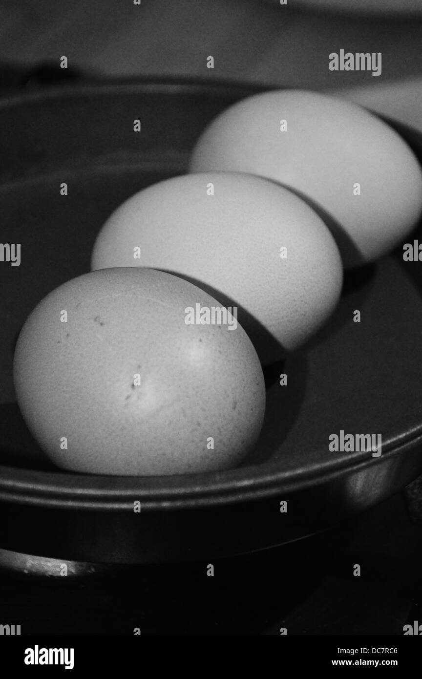 Tre uova in attesa di essere incrostata! Foto Stock