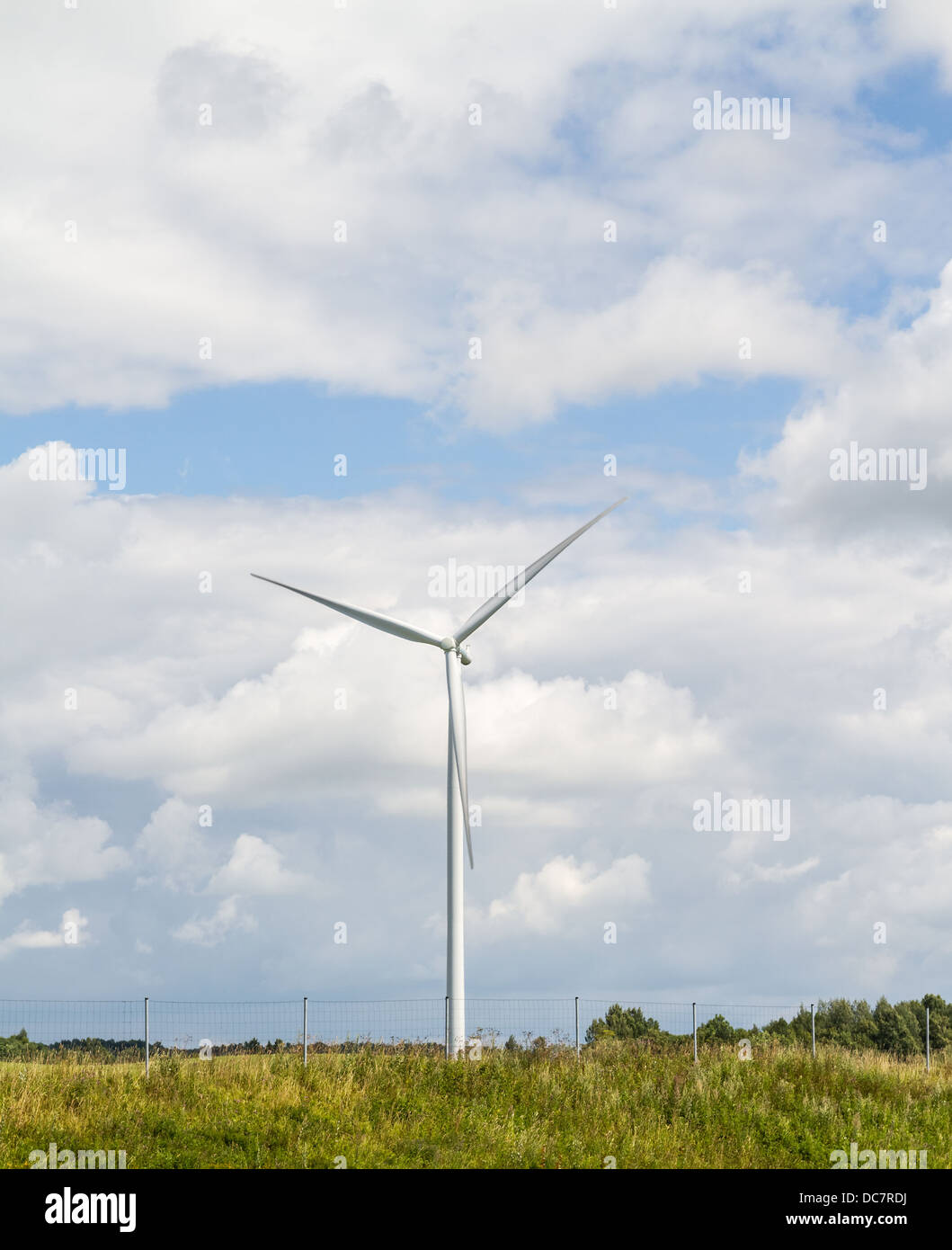 Tre-bladed generatore eolico con un asse di rotazione orizzontale su sfondo cielo Foto Stock