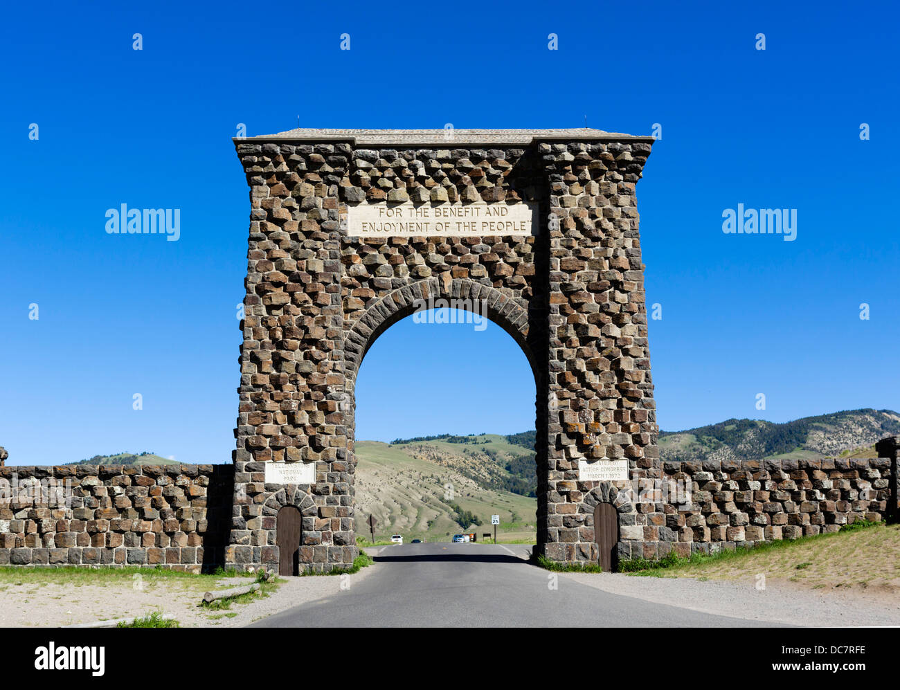 Il Roosevelt arco all'entrata nord del Parco Nazionale di Yellowstone, Wyoming USA Foto Stock