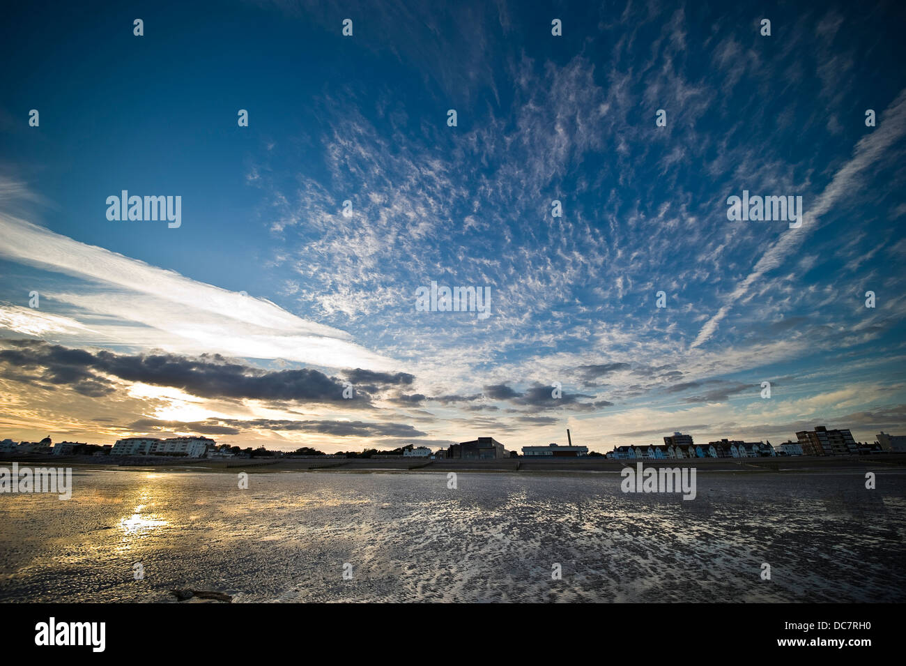 Fantastico tramonto a bassa marea a Worthing Beach, West Sussex, Regno Unito Foto Stock