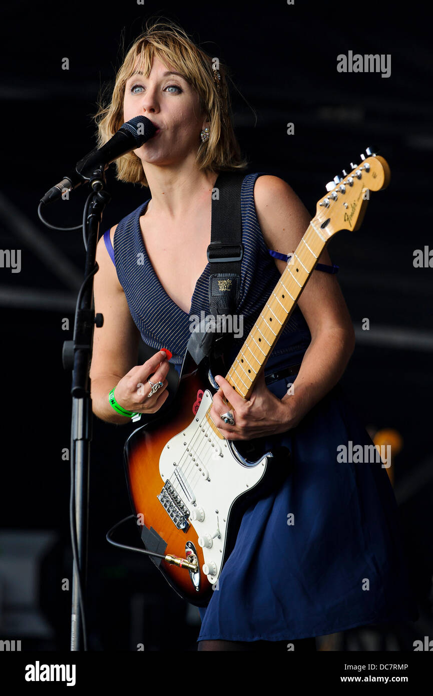 Newquay, Regno Unito. 11 Ago, 2013. Rhiannon 'Ritzy' Bryan della gioia formidabile esegue come la sua band suona il palco principale al giorno cinque di Boardmasters Festival a Watergate Bay. Boardmasters è un annuale Surf, BMX, skateboard e Music Festival che si tiene in 5 giorni su due siti in Newquay, Cornwall. Credito: Azione Sport Plus/Alamy Live News Foto Stock