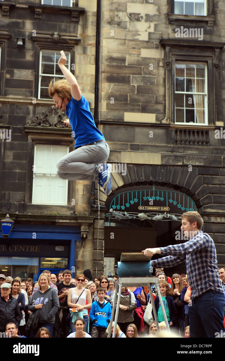 Edinburgh, Regno Unito. 11 Ago, 2013. Grandi folle sul Royal Mile goditi le prestazioni di questo atto solo dal Canada che utilizza i membri della folla come aiutanti. Credito: PictureScotland/Alamy Live News Foto Stock