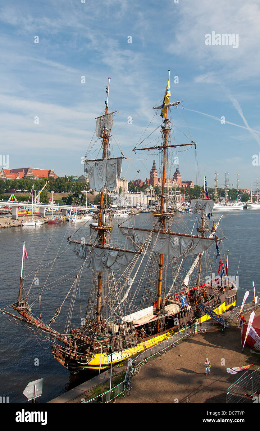 SZCZECIN, Polonia - 6 agosto: formazione russa nave Shtandard partecipa a vela-2013, 6 Agosto 2013 in Szczecin, Polonia Foto Stock