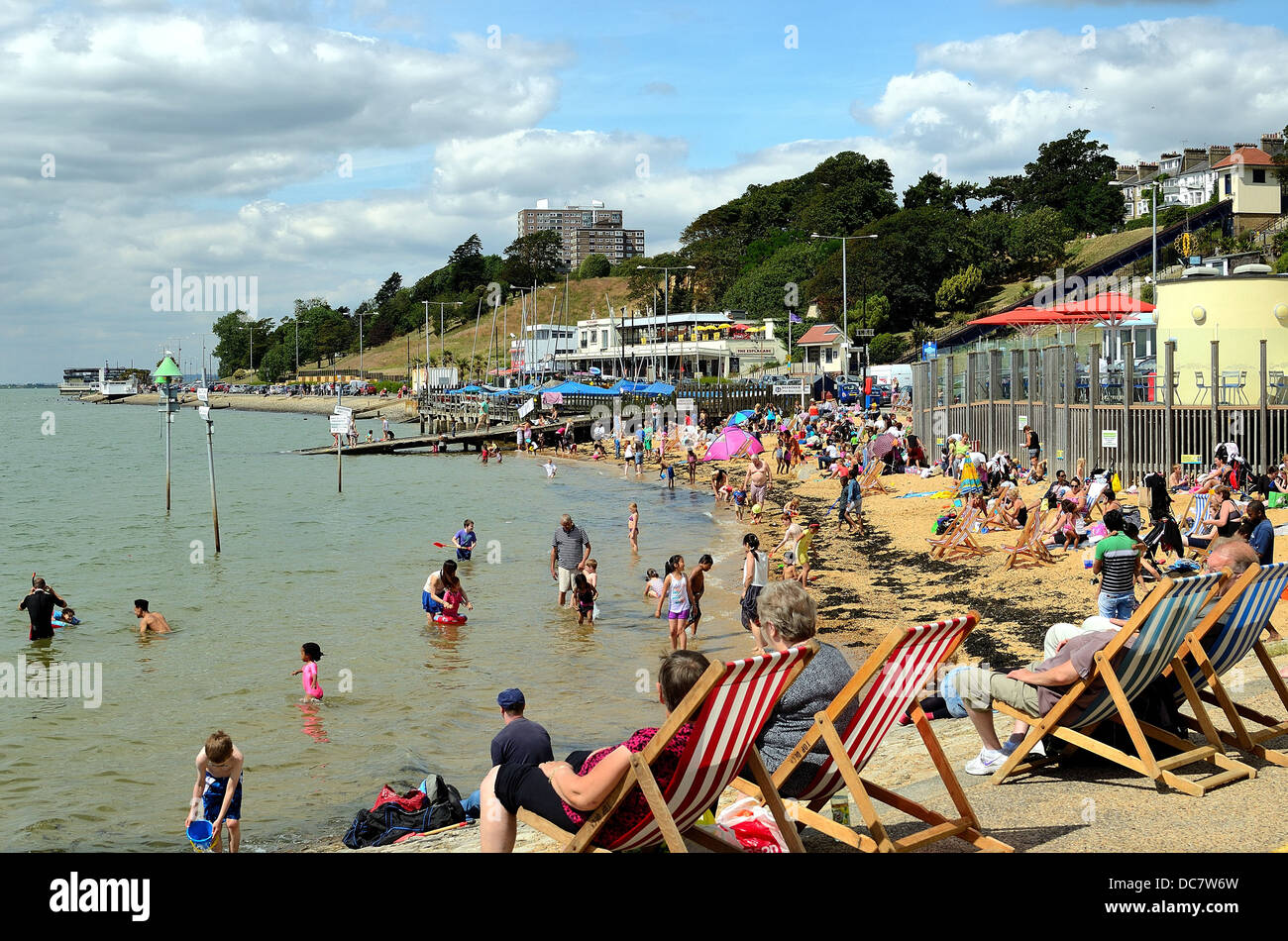 Lungomare affollato in estate a Southend on Sea Essex England Regno Unito Foto Stock